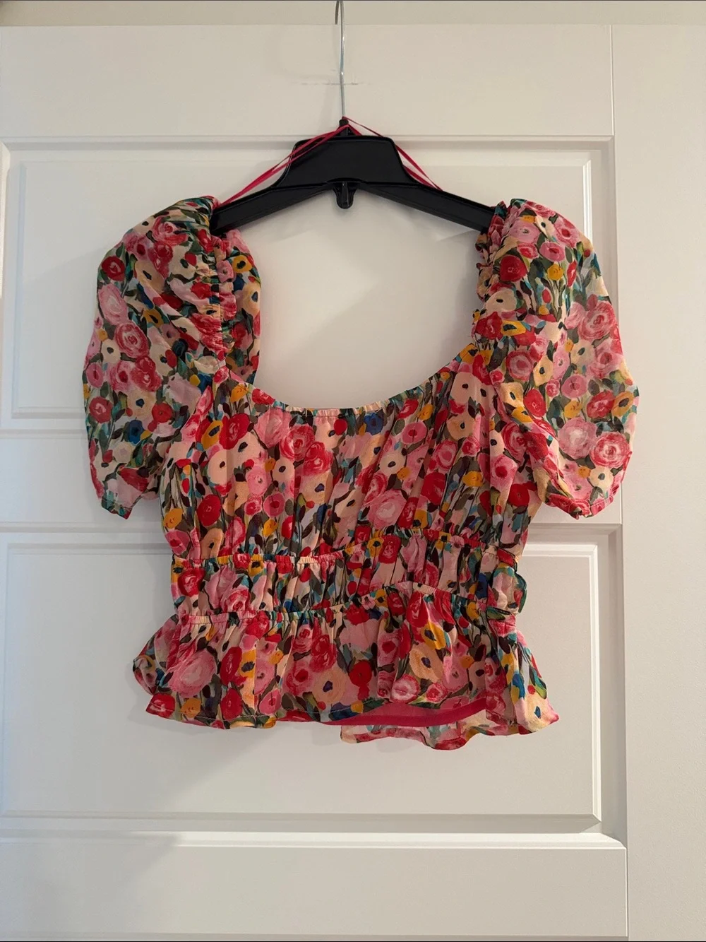 Astr Floral Puff-Sleeve Peplum Crop Top in Hot Pink Multi